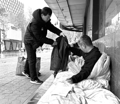 救助站工作人员外出巡查救助露宿人员